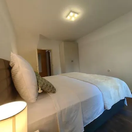 New 1 Bedroom Near Center And * 스플리트