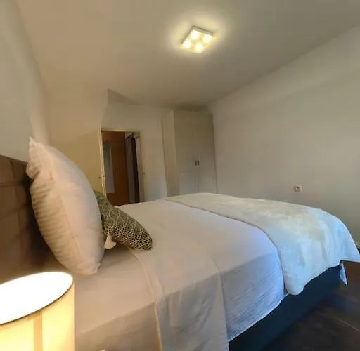 New 1 Bedroom Near Center And * Split