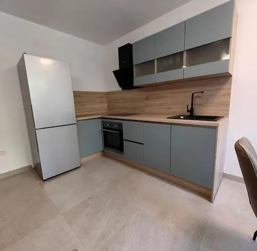 New 1 Bedroom Near Center And Apartman