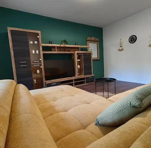 New 1 Bedroom Near Center And Apartman