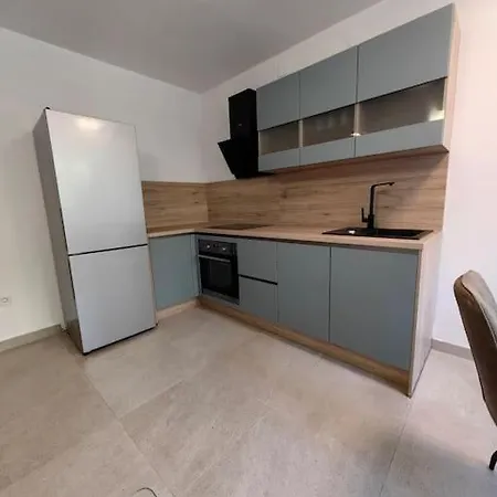 New 1 Bedroom Near Center And Apartment